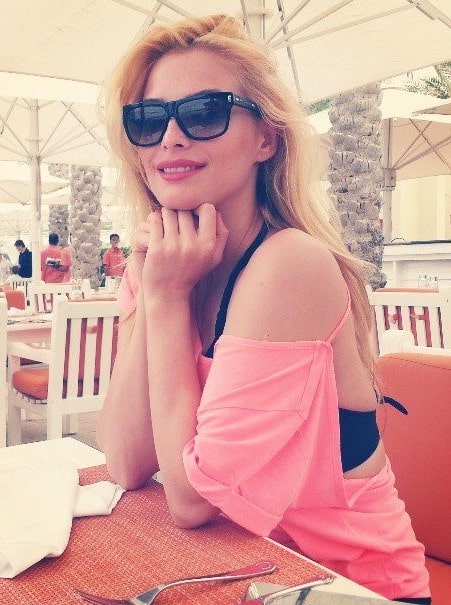 Beograđanka, lepa plavuša, pozira na bazenu u kupaćem kostimu sa roze ogrtačem