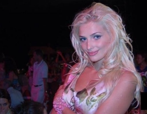 Beograđanka, lepa plavuša pozira u kafiću u uskoj cvetnoj haljini