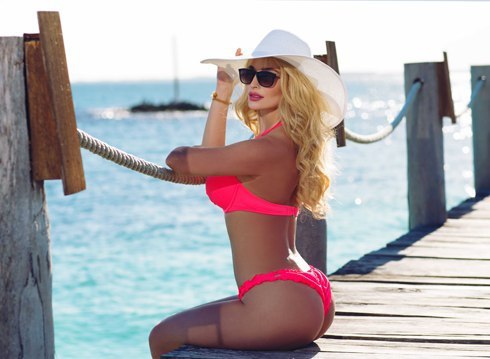 Beograđanka, izuzetno atraktivna plavuša pozira na plaži u kupaćem kostimu